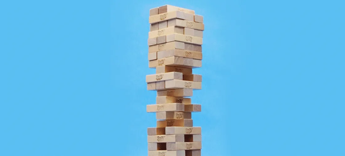 Jenga-Turm vor blauem Hintergrund