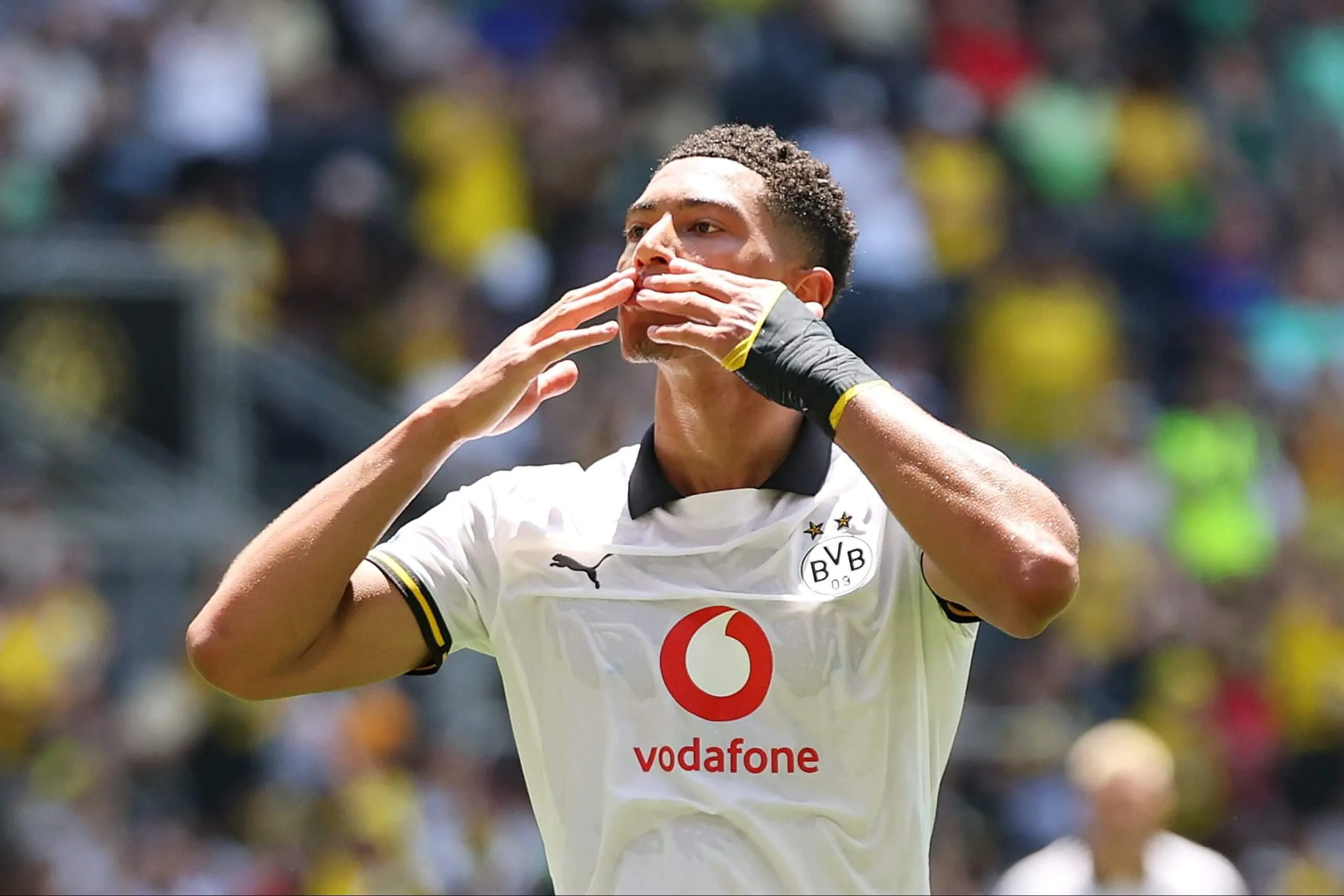 Jobe Bellingham im Trikot von Borussia Dortmund in einem Stadion voller Fans