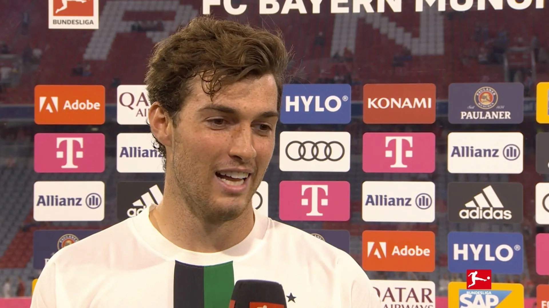 Joe Scally im Interview, über die Leistung von Yann Sommer sprechend.