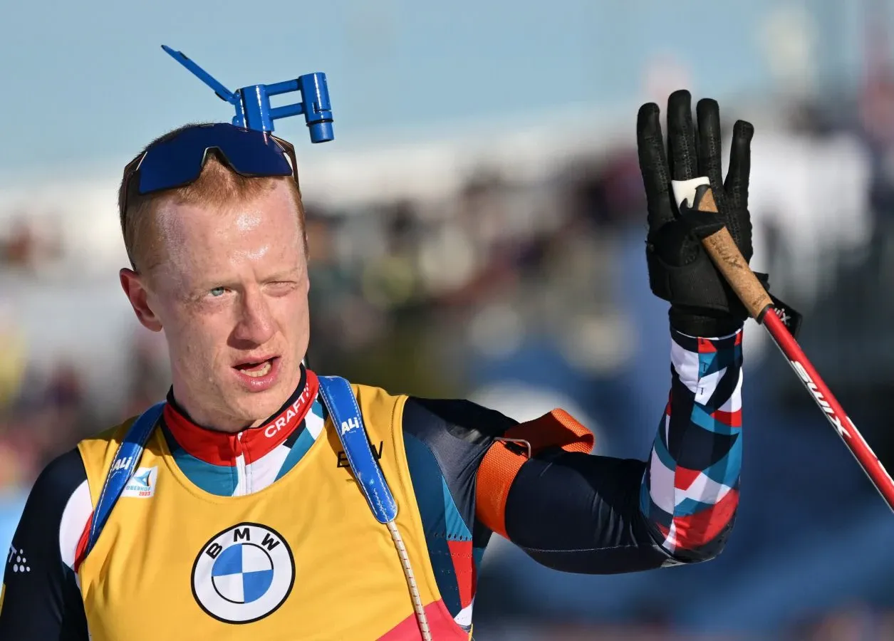 Johannes Thingnes Bö konzentriert sich beim Schießen an einem verschneiten Schießstand