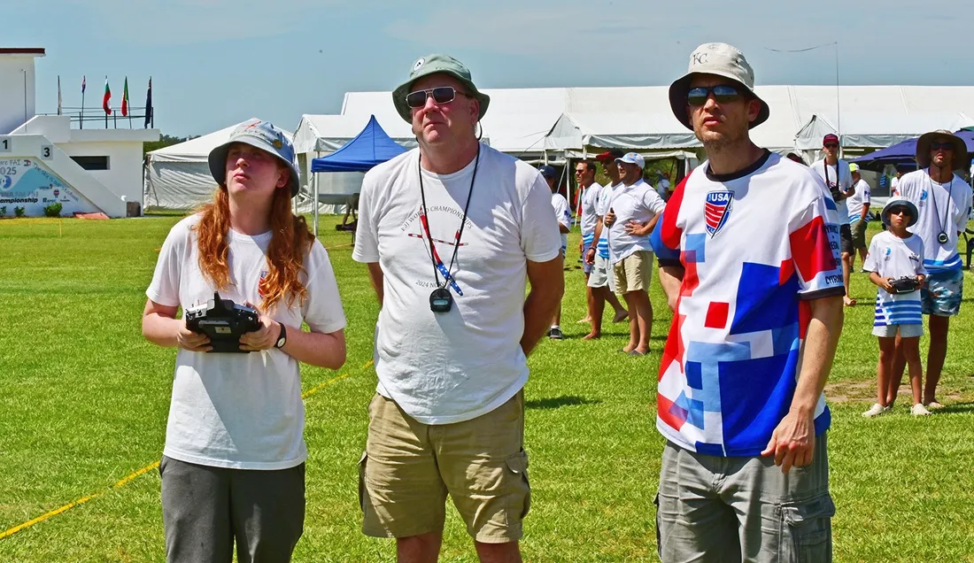 John Bradley (links), der neue Junioren-Weltmeister im F5J-Modellflug aus den USA