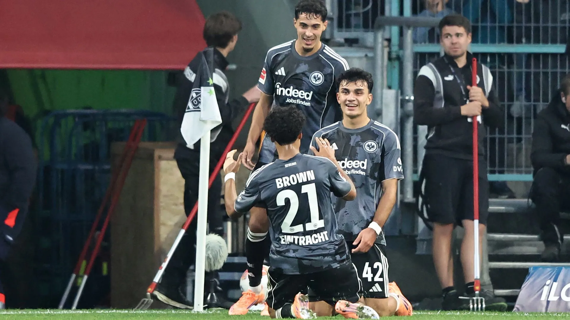 Jonathan Burkardt jubelt nach einem Tor für Eintracht Frankfurt