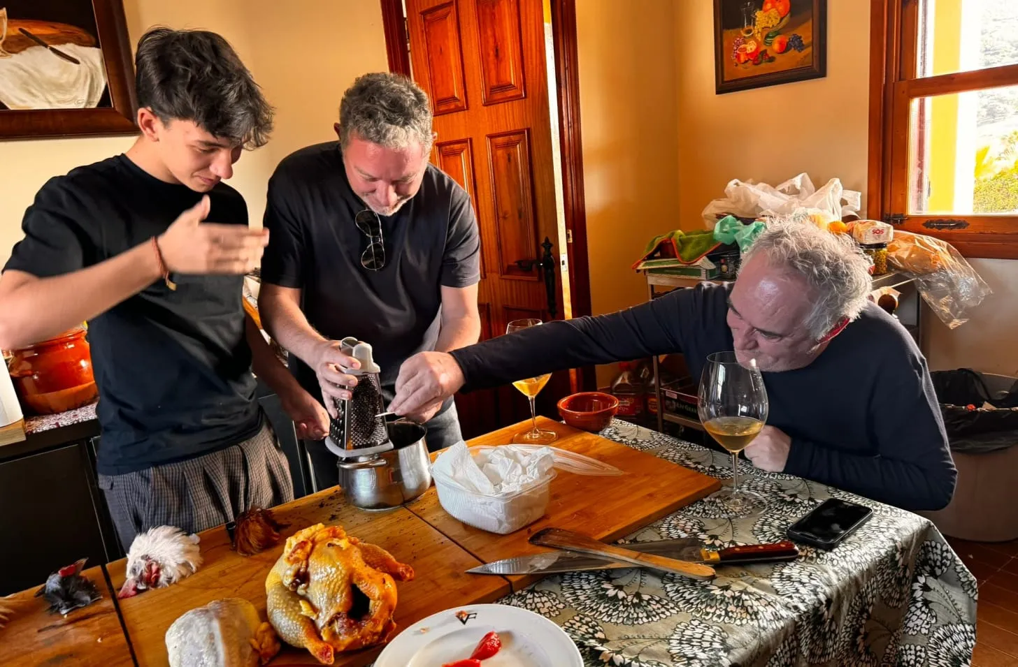 José Andrés, Albert Adrià und Ferran Adrià beim gemeinsamen Kochen, eine seltene Momentaufnahme