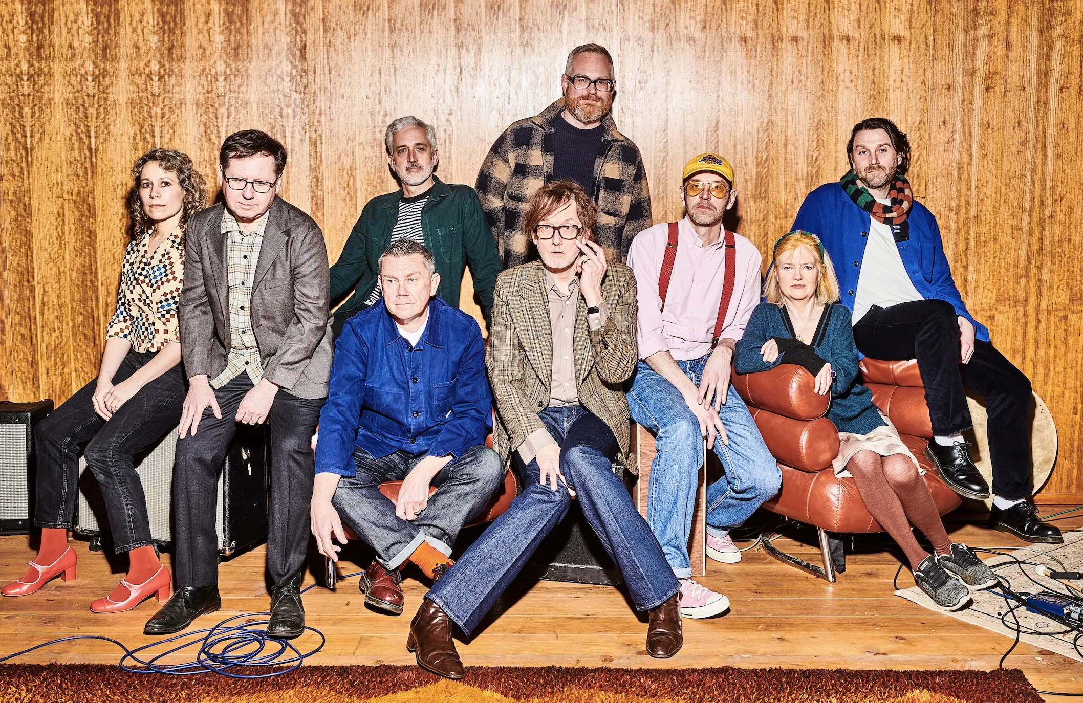 Jubelnde argentinische Fußballfans in einem überfüllten Stadion, schwenkend Fahnen und singend