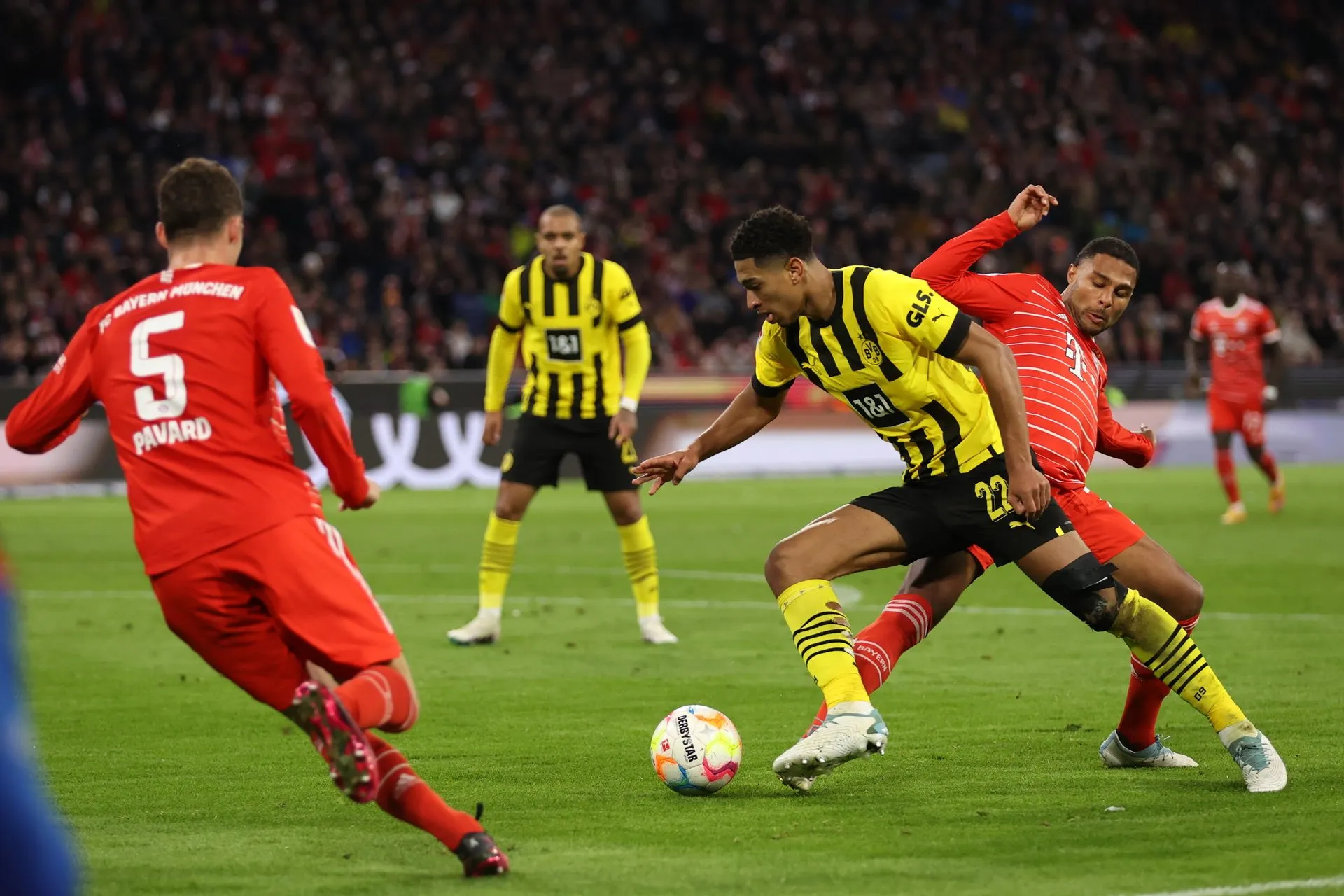 Jude Bellingham gewinnt einen Zweikampf im Mittelfeld