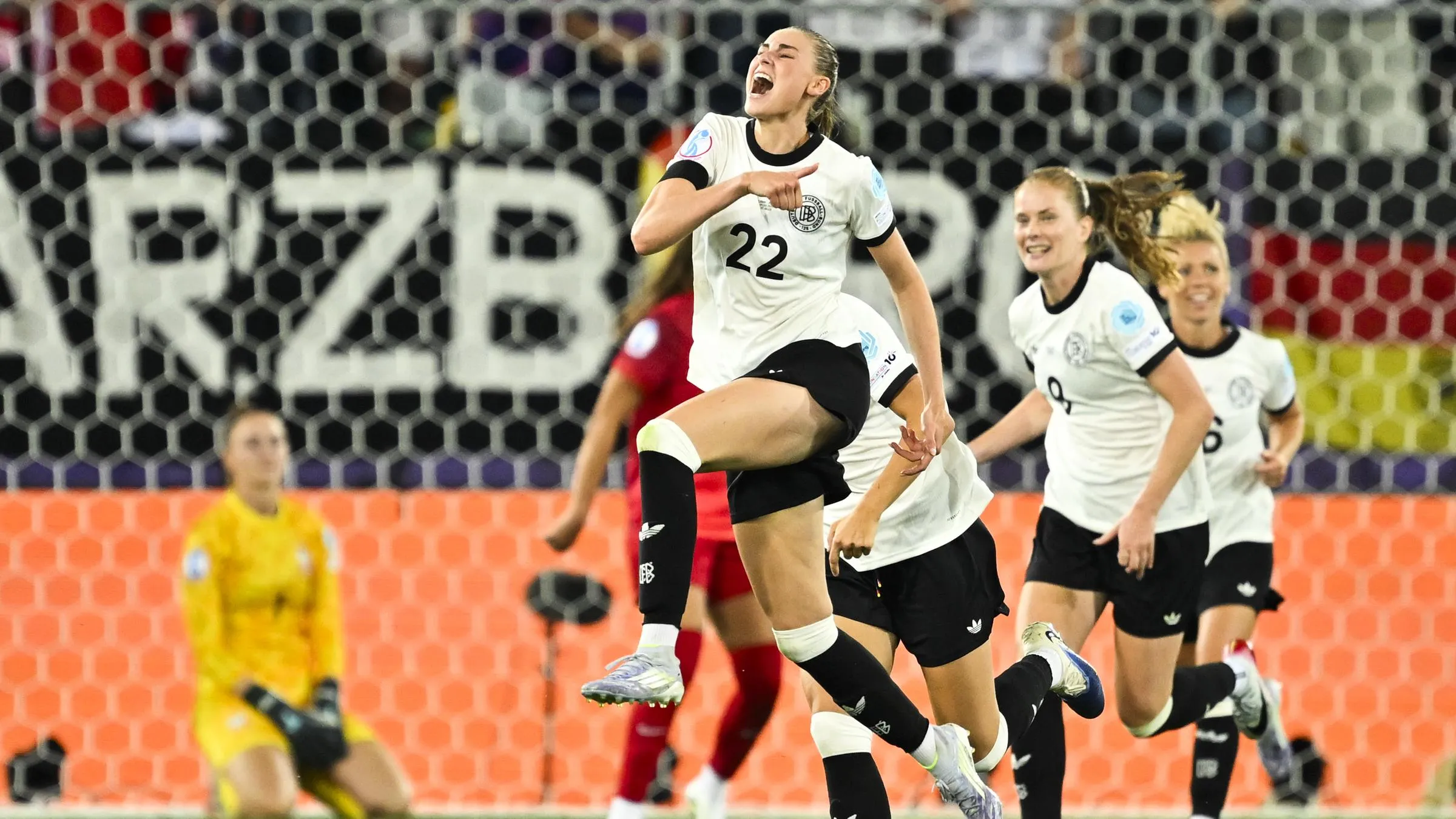 Jule Brand jubelt mit ihren Team-Kolleginnen nach ihrem Auftakt-Tor gegen Polen.