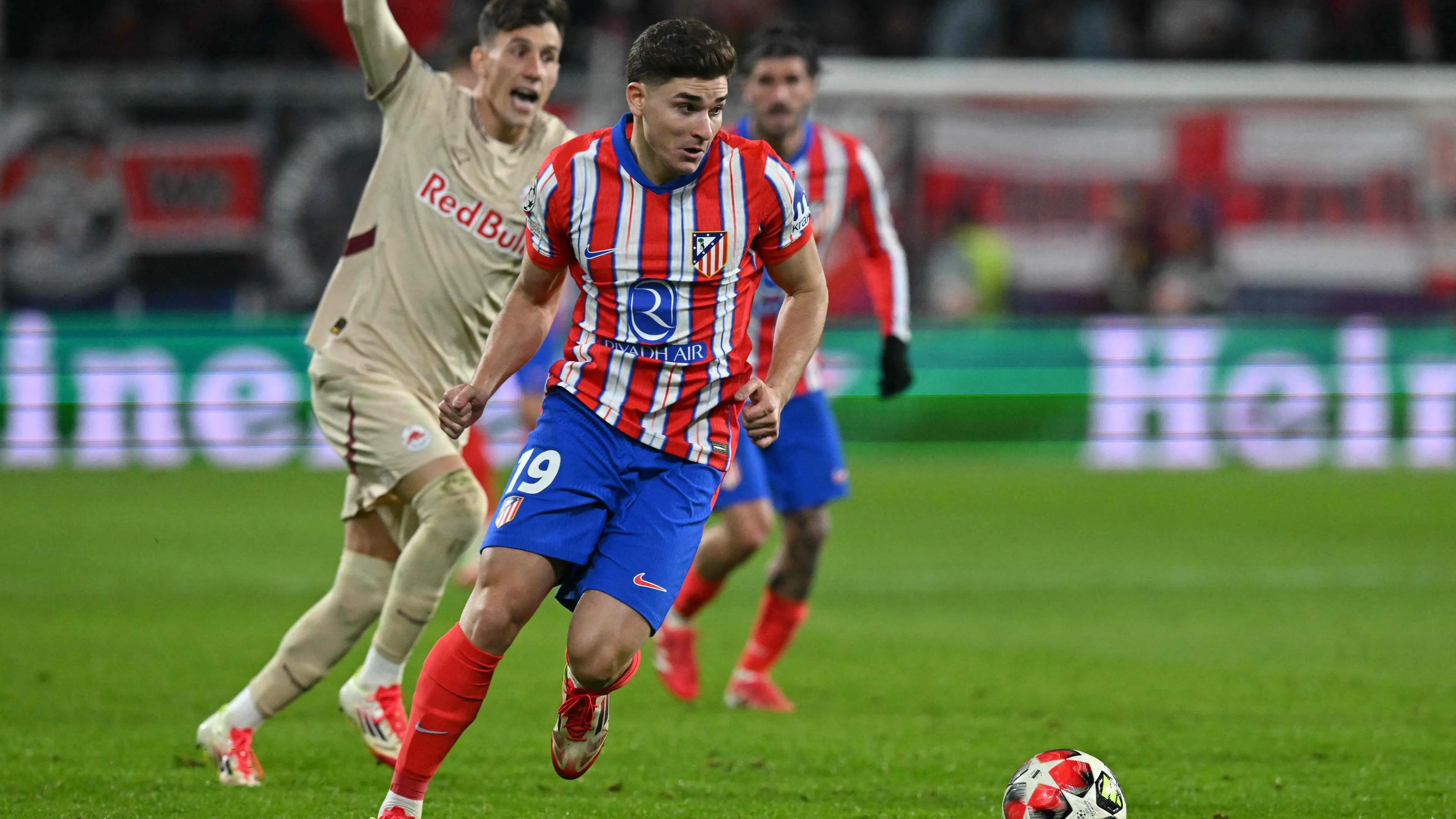 Julian Alvarez (19), argentinischer Stürmer von Atletico Madrid, kontrolliert den Ball.