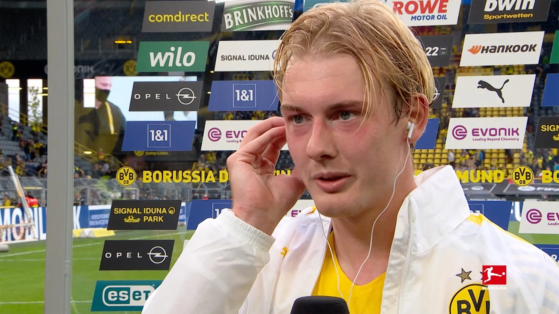 Julian Brandt bejubelt sein entscheidendes Tor für Borussia Dortmund gegen den FC Augsburg.