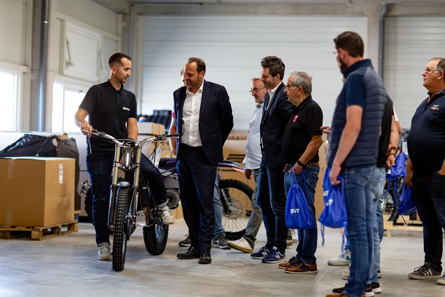 Junge Motoballspieler bereiten sich auf dem Feld mit ihren neuen Elektromotorrädern vor