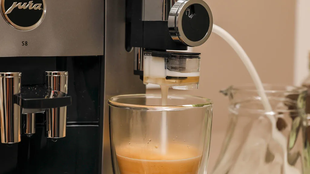 Jura E8 während der Zubereitung von Milchschaum mit Sweet Foam-Funktion