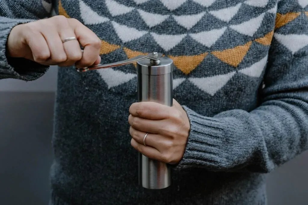 Kaffee von Hand mahlen im Camper