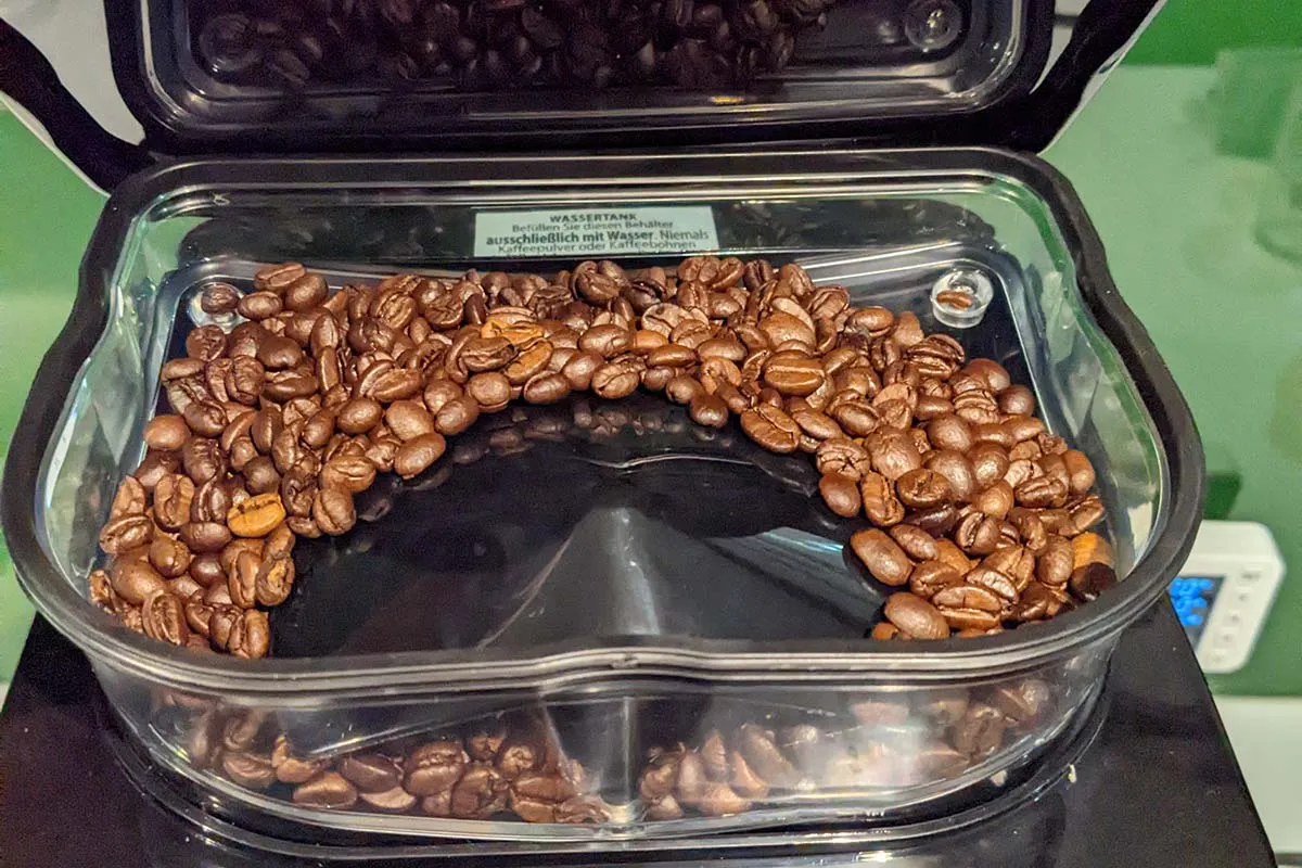 Kaffeebohnenbehälter einer Medion Kaffeemaschine mit integriertem Mahlwerk
