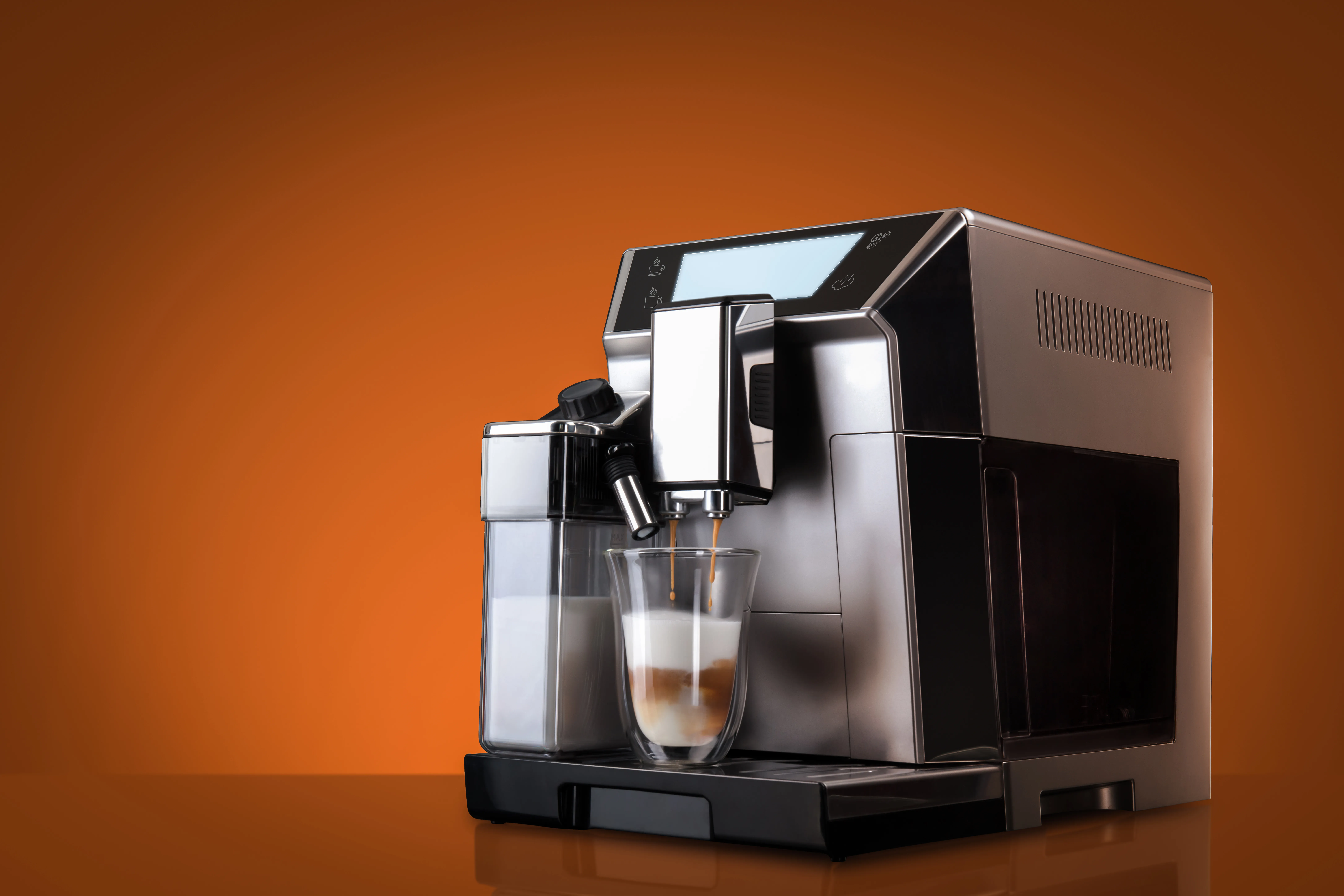 Kaffeevollautomat bis 400 Euro im Test: Vollautomat vor orangenem Hintergrund.