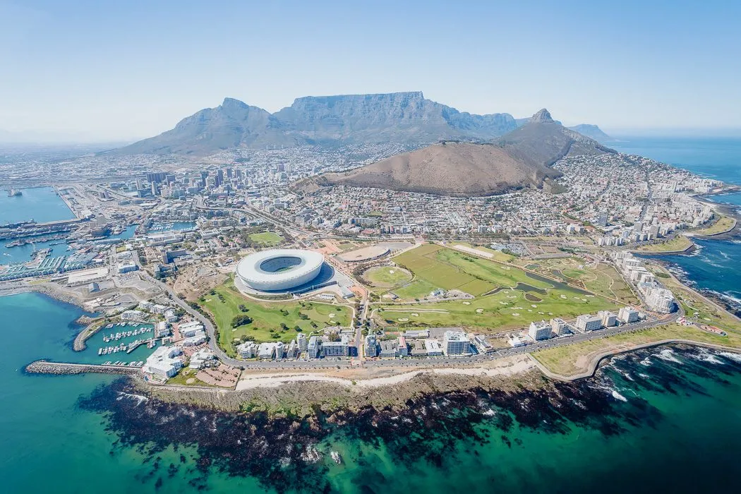 Kapstadt von oben mit dem Tafelberg und der Küste