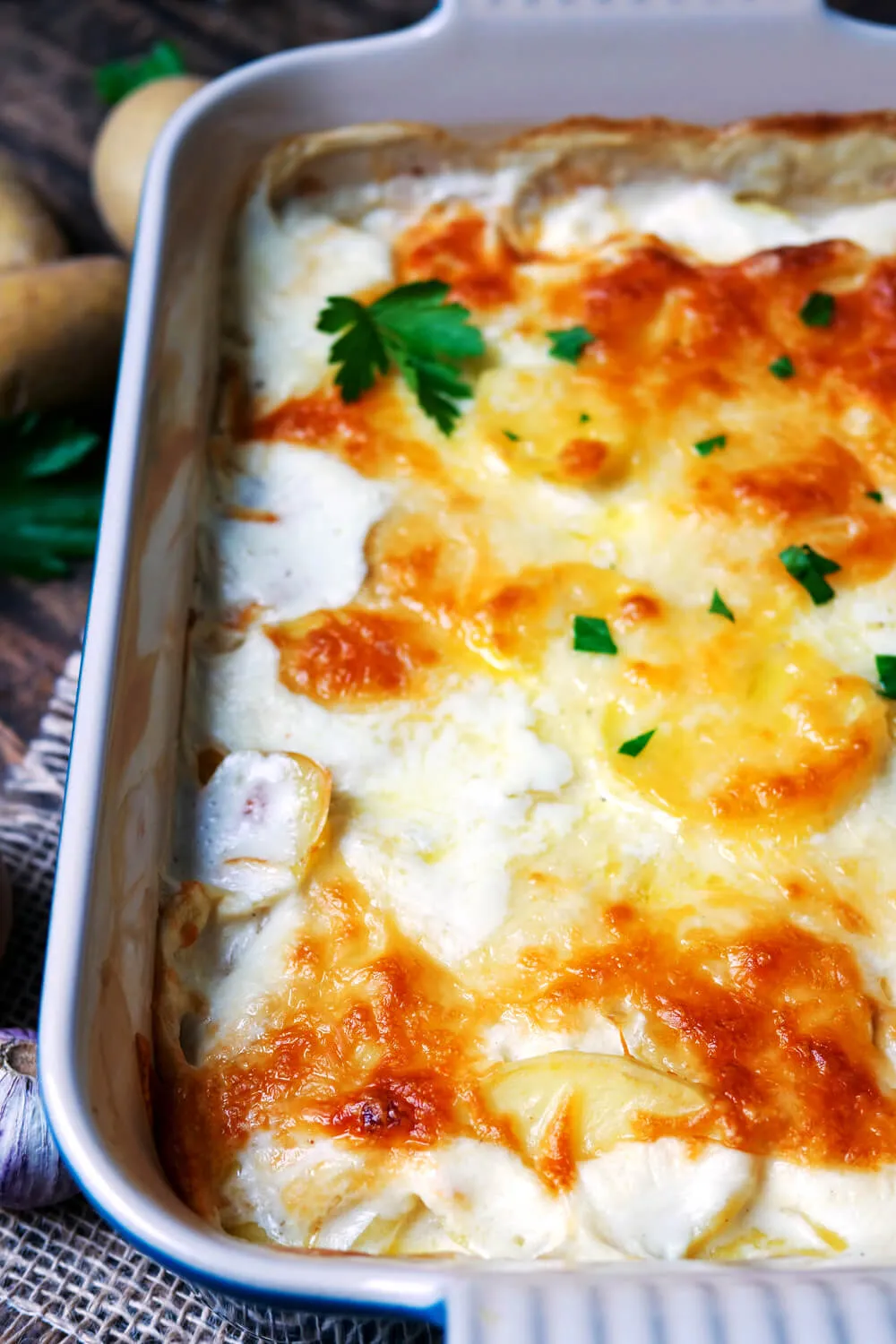 Kartoffelgratin mit Sahne und Käse gratiniert