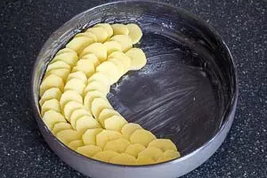 Kartoffelscheiben sorgfältig in der Auflaufform geschichtet