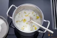 Kartoffelwürfel direkt in Milch kochen für extra Cremigkeit