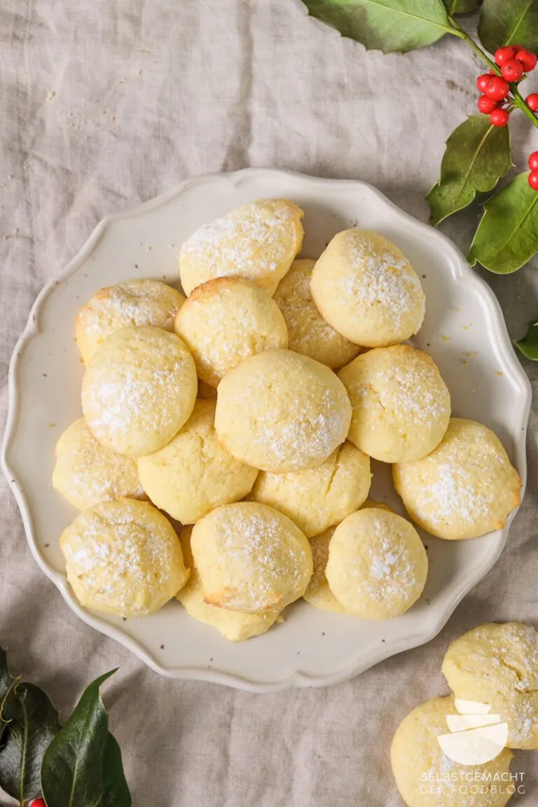 Käsekuchen Plätzchen auf einem festlichen Teller angerichtet