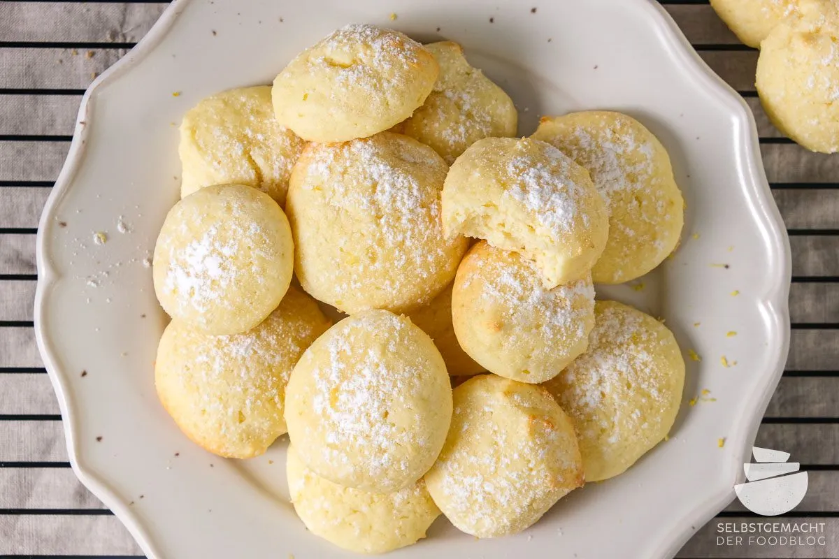 Käsekuchen Plätzchen mit Puderzucker bestreut