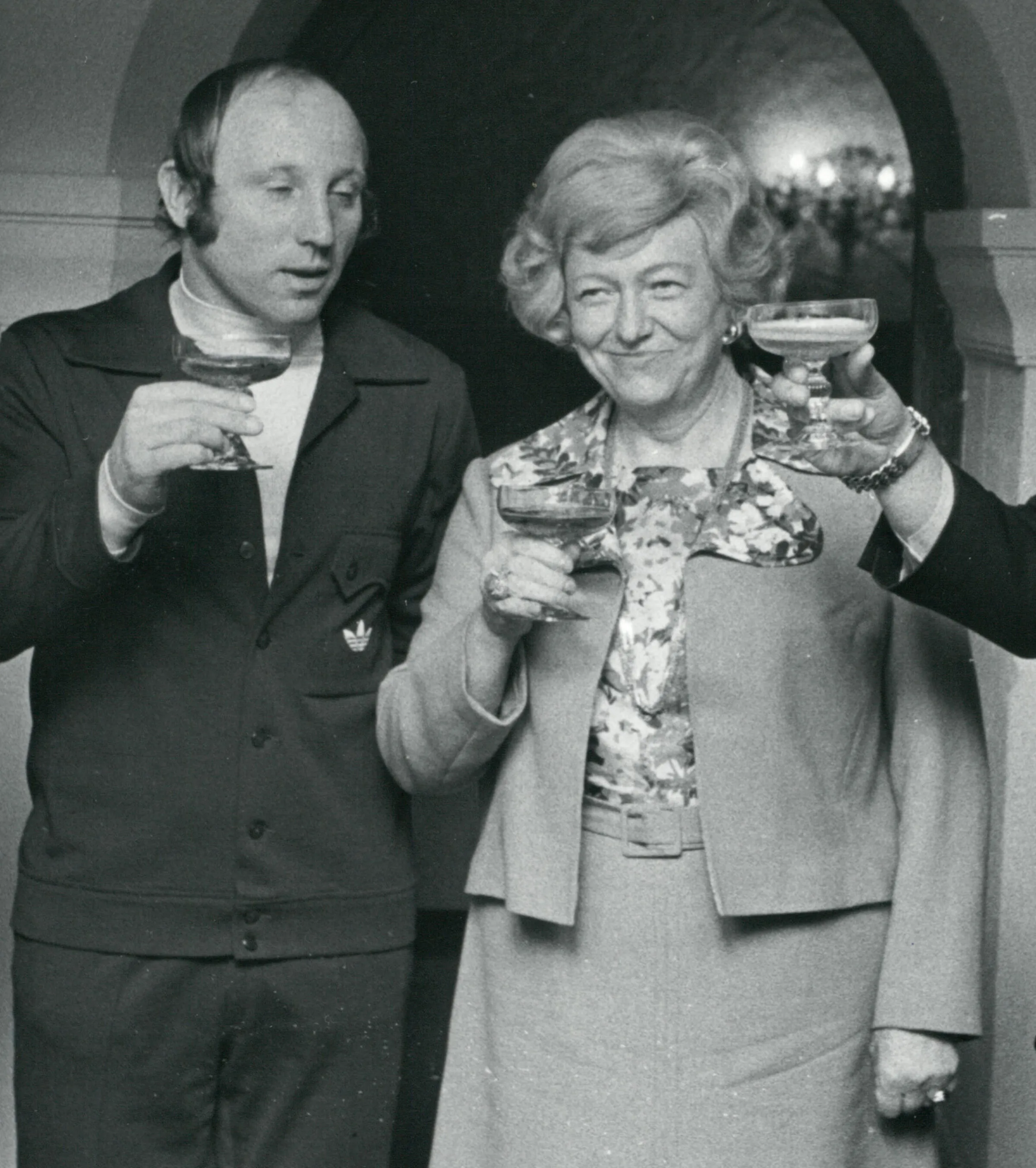 Käthe Dassler und Uwe Seeler bei einem herzlichen Treffen, das ihre enge Beziehung zeigt.