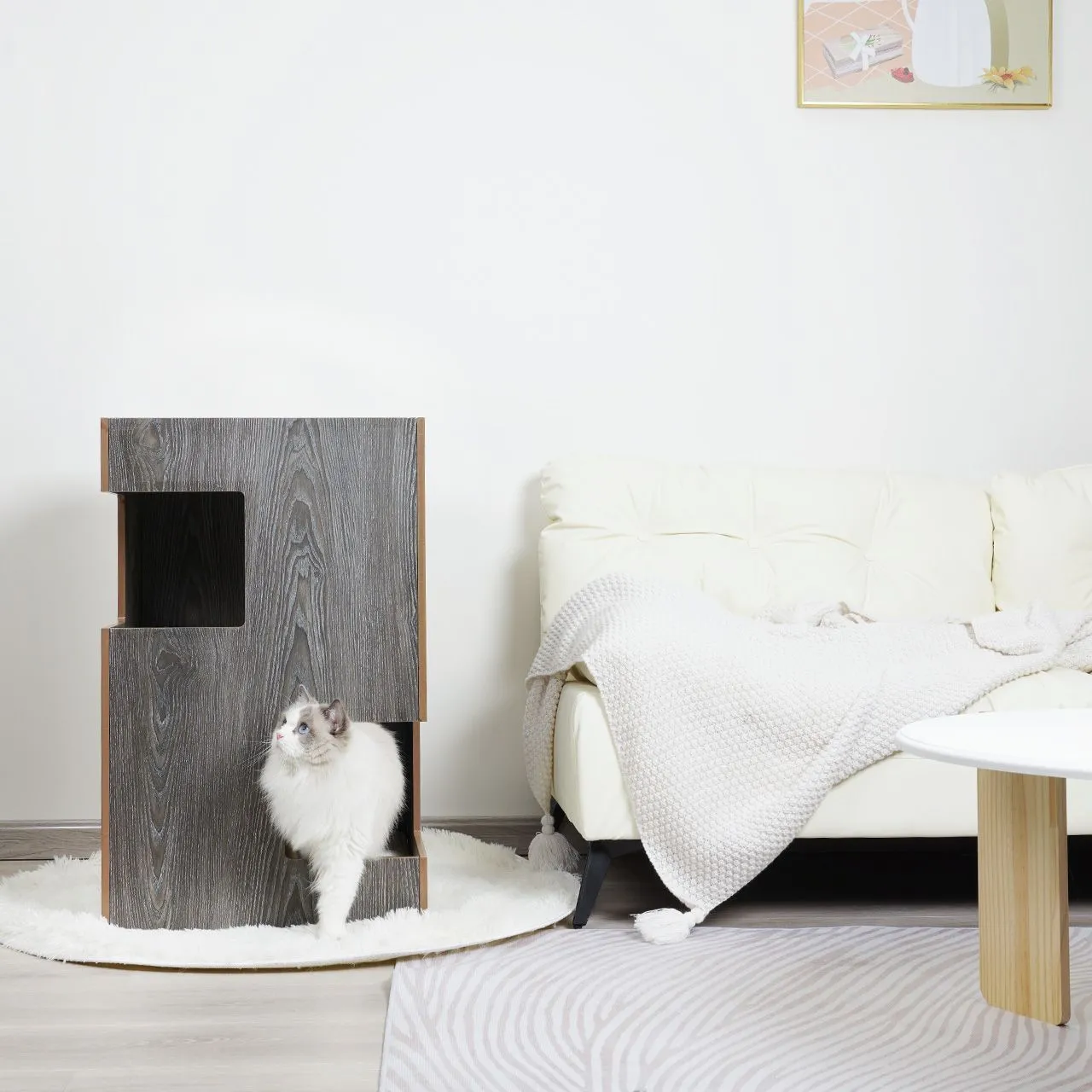 Katze entspannt in einer der gemütlichen Höhlen des Cat Castle