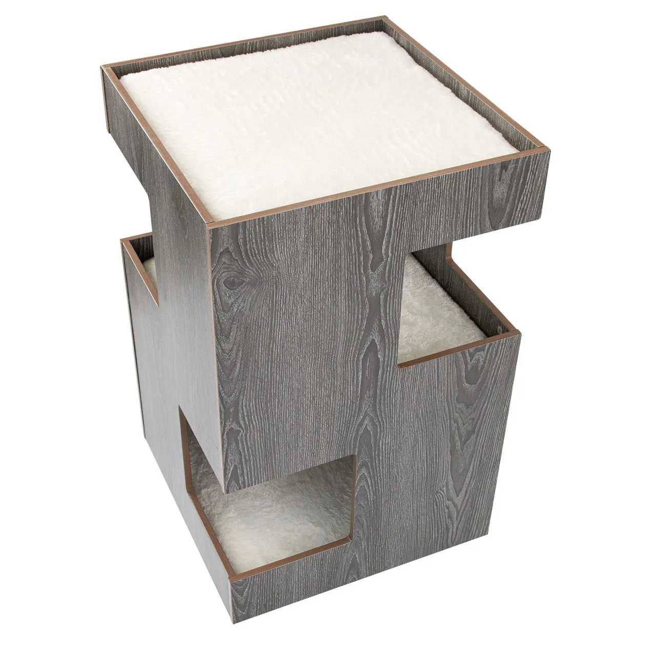 Katze schaut neugierig aus einer Katzenhöhle im Cat Castle