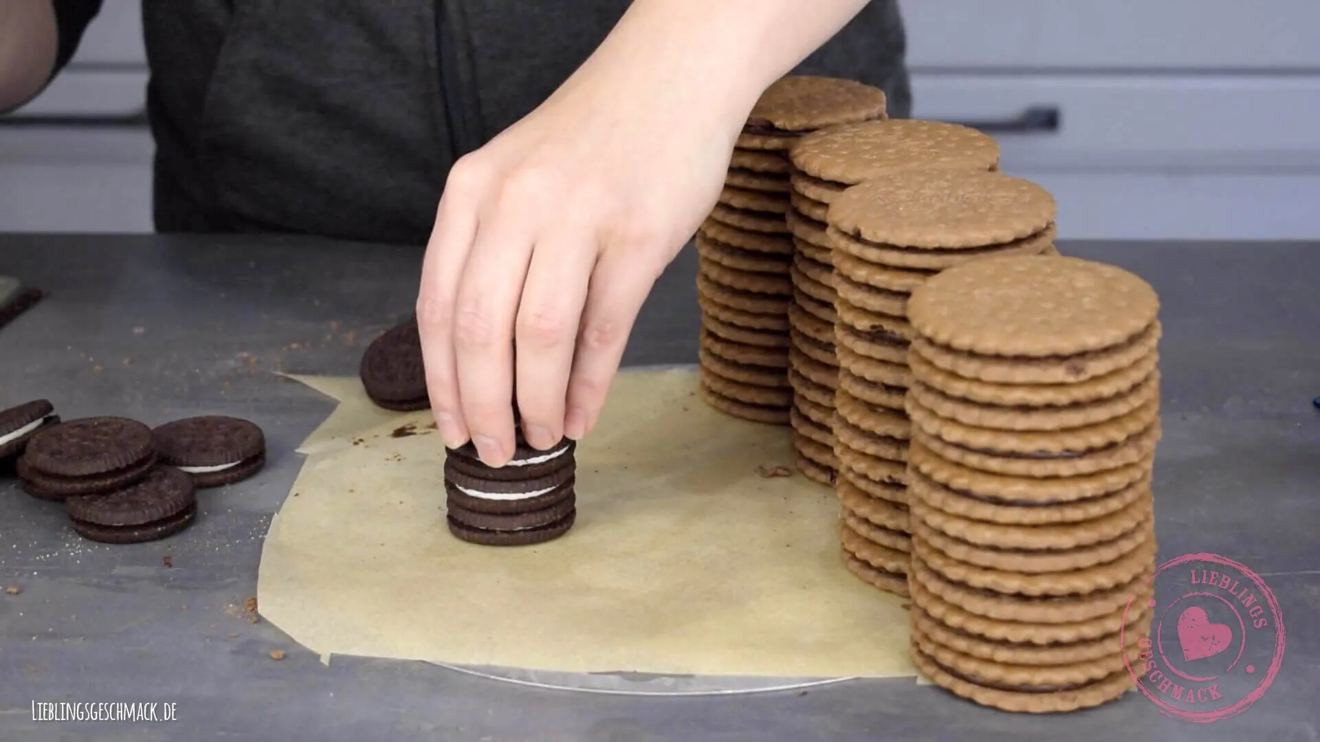 Kekse werden zu Türmen gestapelt