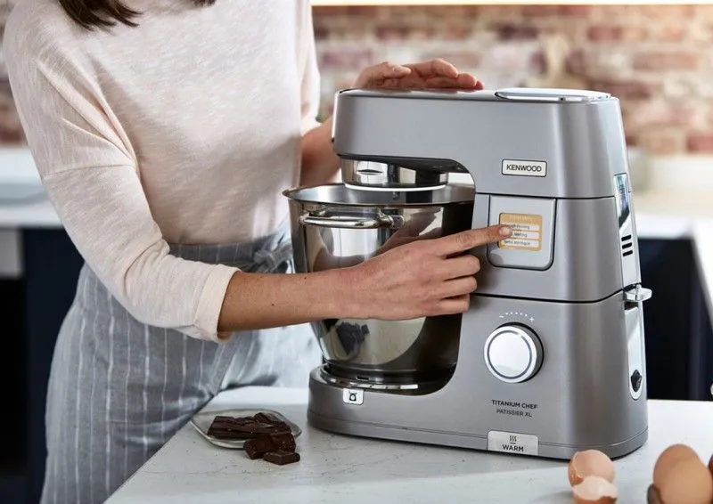 Kenwood Titanium Chef Patissier XL beim Erwärmen von Teig, zeigt die innovative Temperierfunktion.