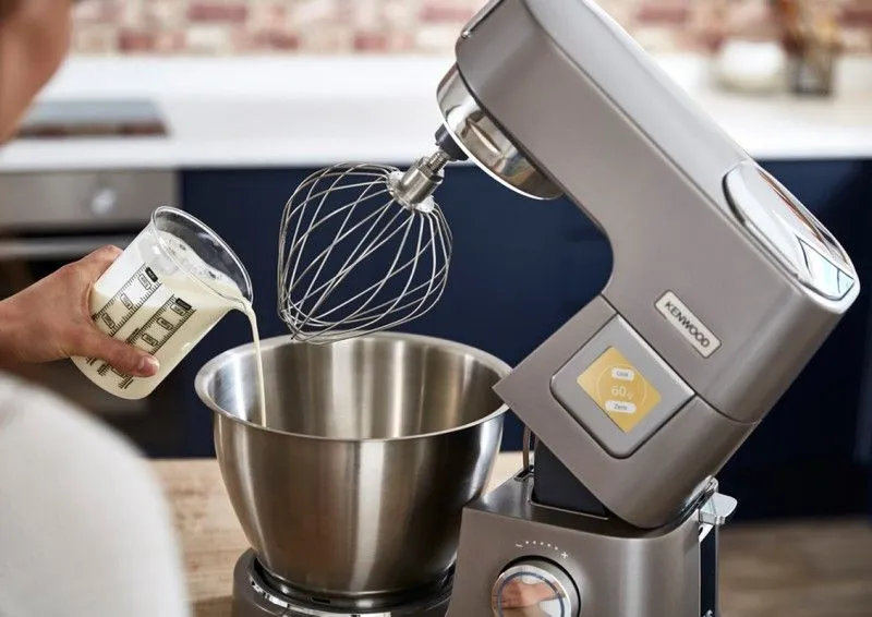 Kenwood Titanium Chef Patissier XL mit integrierter Waage auf dem Display, bereit für präzises Wiegen.