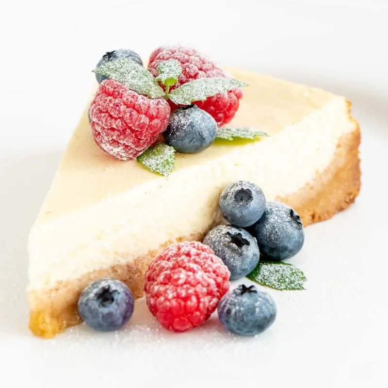 Keto Cheesecake mit Himbeeren