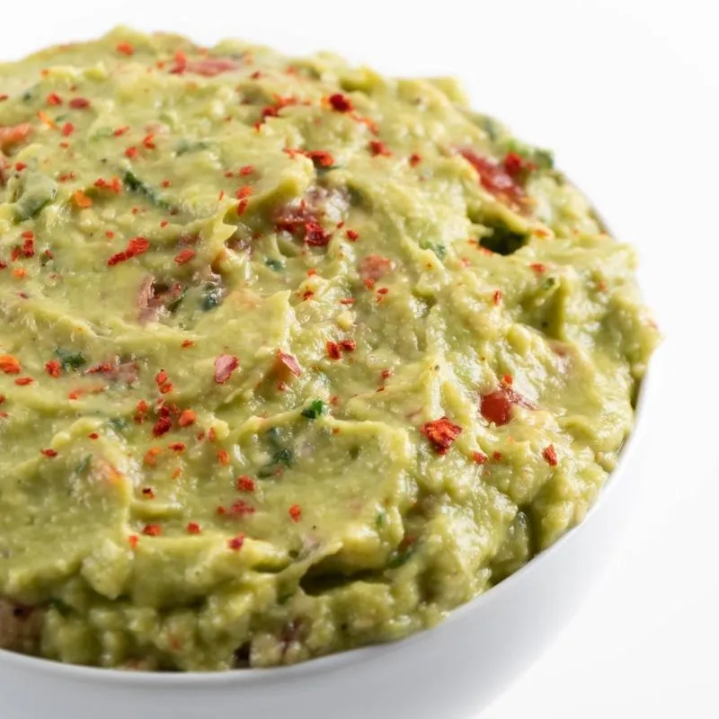 Keto Guacamole mit frischen Zutaten