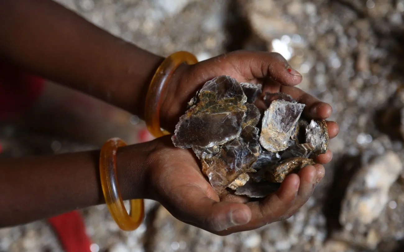 Kinder schürfen in Indien nach dem Mineral Mica