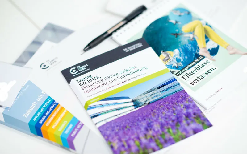 Kinder spielen in einem modernen Kindergarten, der Vielfalt und Entwicklung fördert