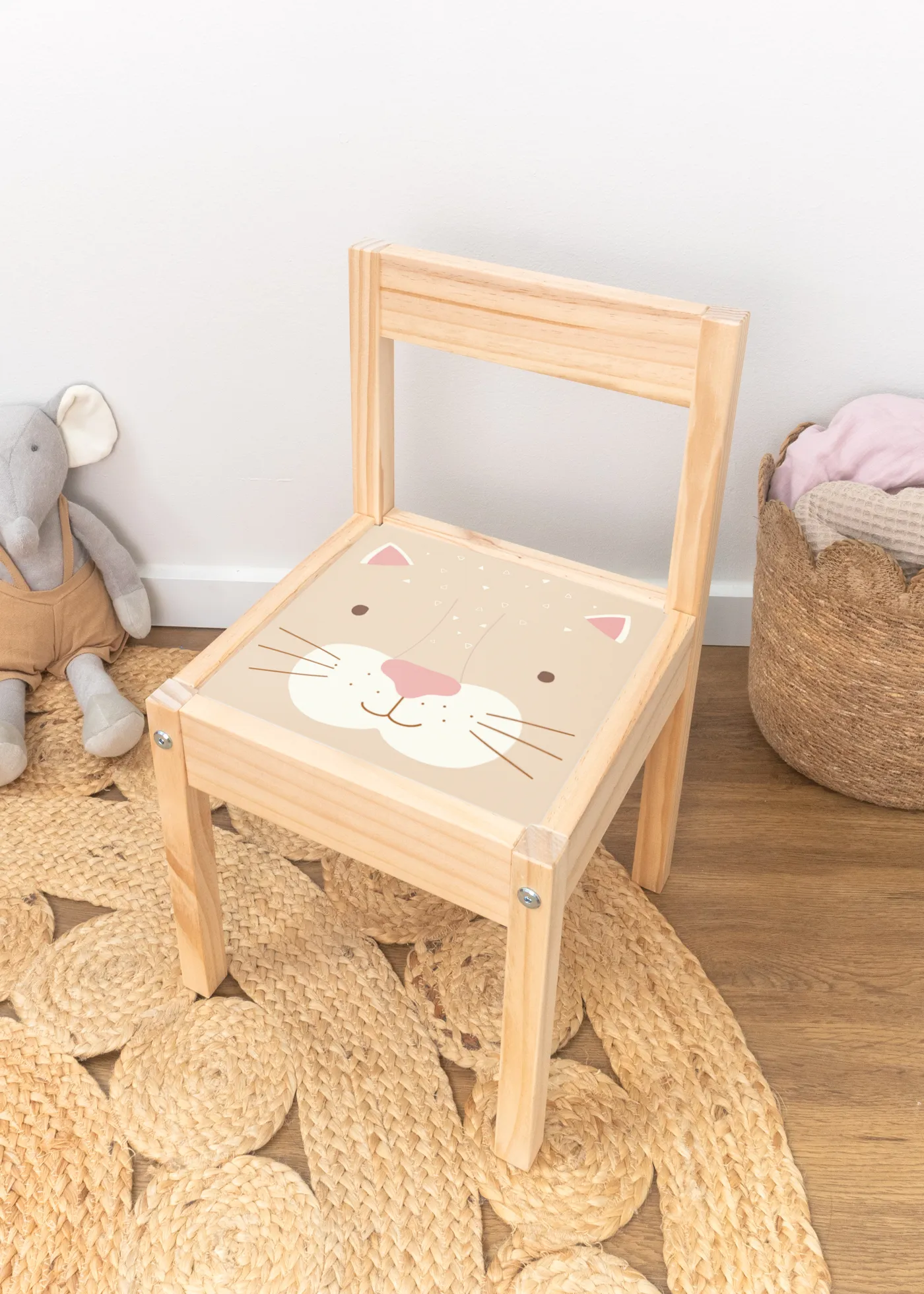 Kindersessel mit IKEA Katze Aufkleber in einem liebevoll gestalteten Kinderzimmer