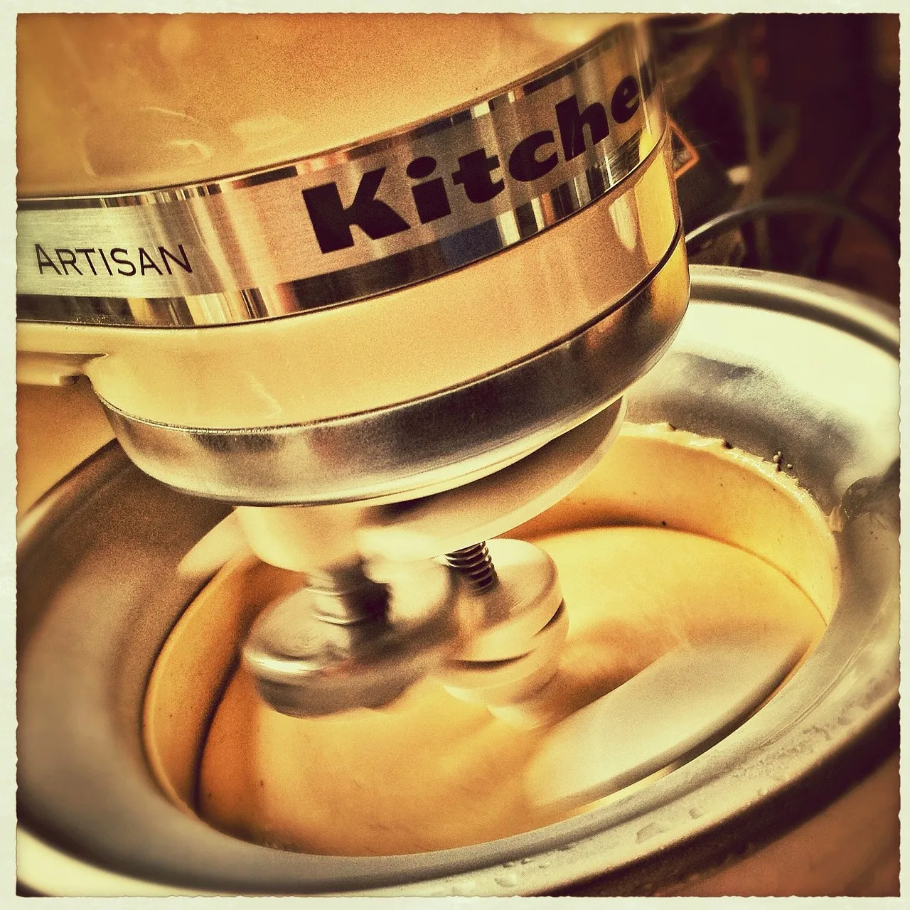 KitchenAid Küchenmaschine im Einsatz beim Backen, bekannt aus der beliebten TV-Sendung "Das große Backen"