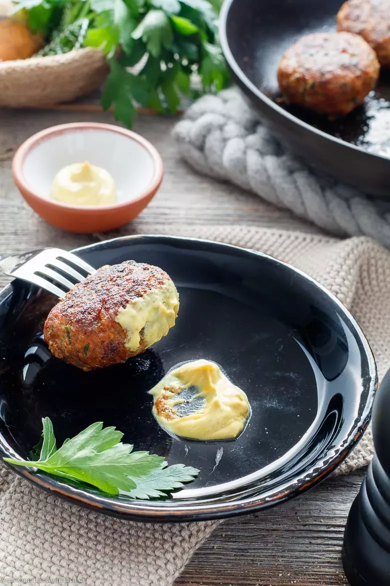 Klassische Buletten mit Kartoffelpüree und grünem Salat serviert