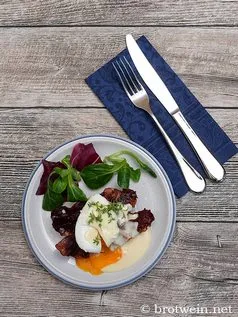 Klassische Eggs Benedict mit pochierten Eiern, Speck und Sauce Hollandaise