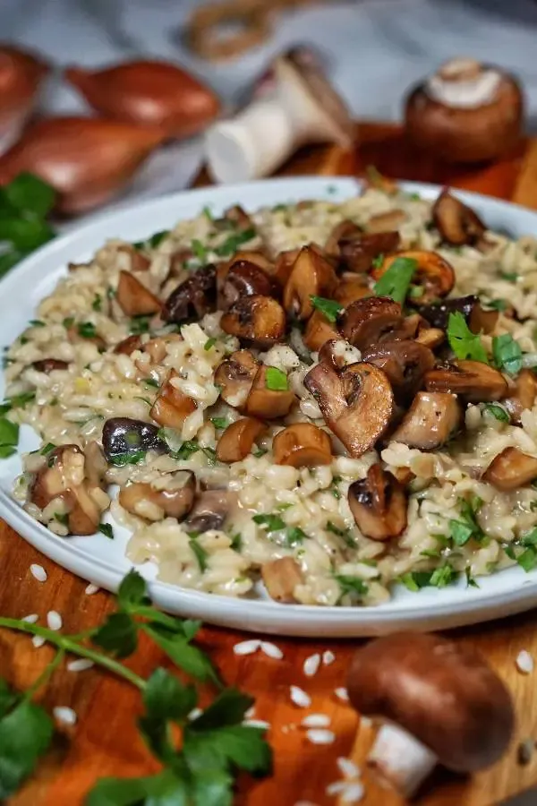Klassisches Pilzrisotto, garniert mit frischen Kräutern