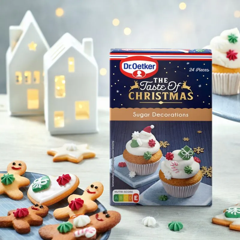 Kleine Zuckeraugen und weitere essbare Dekorationen auf einer festlichen Torte