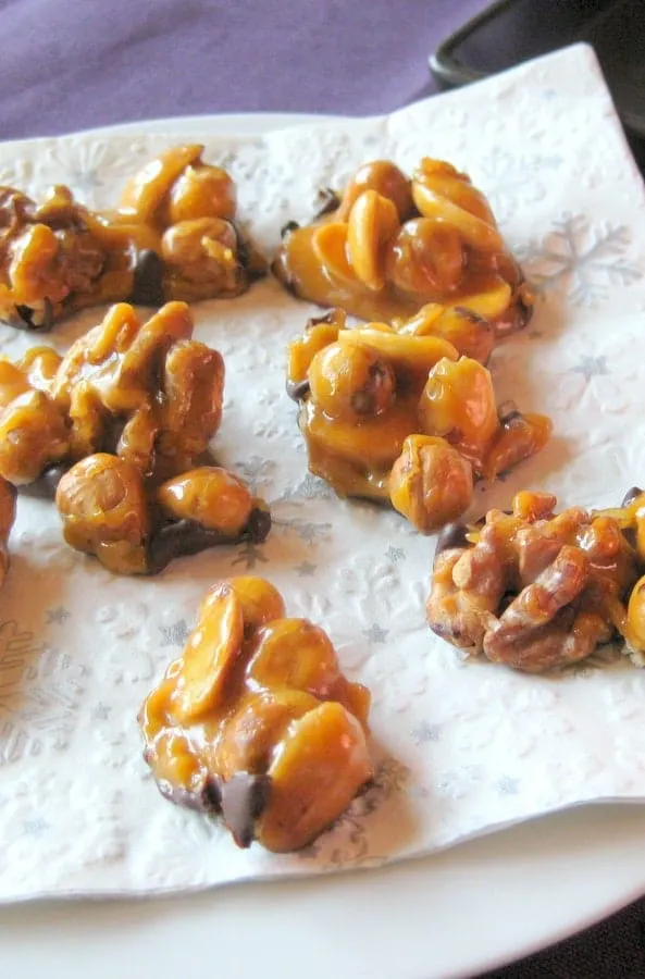 Knusperle, eine köstliche Mischung aus Walnüssen, Haselnüssen und Mandeln in Karamell