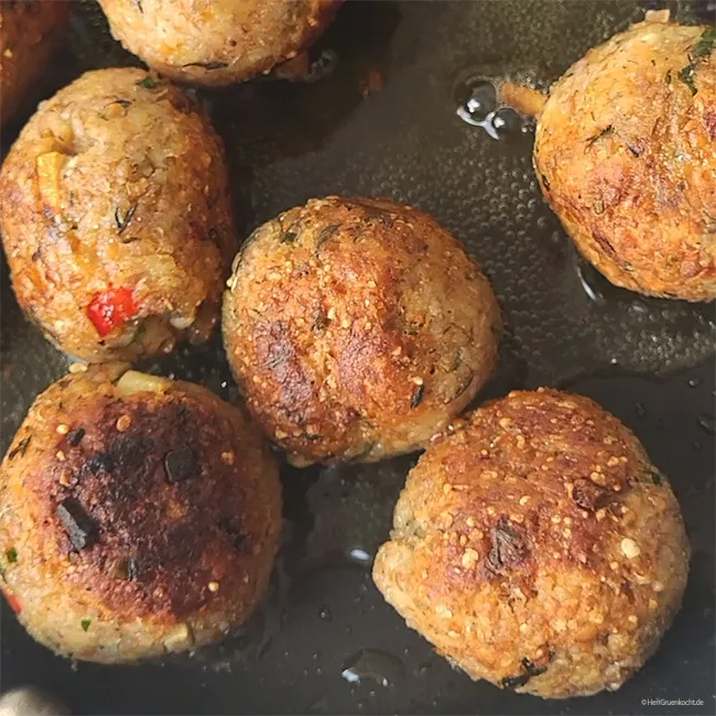 Knusprig gebratene Bulgurbällchen in der Pfanne