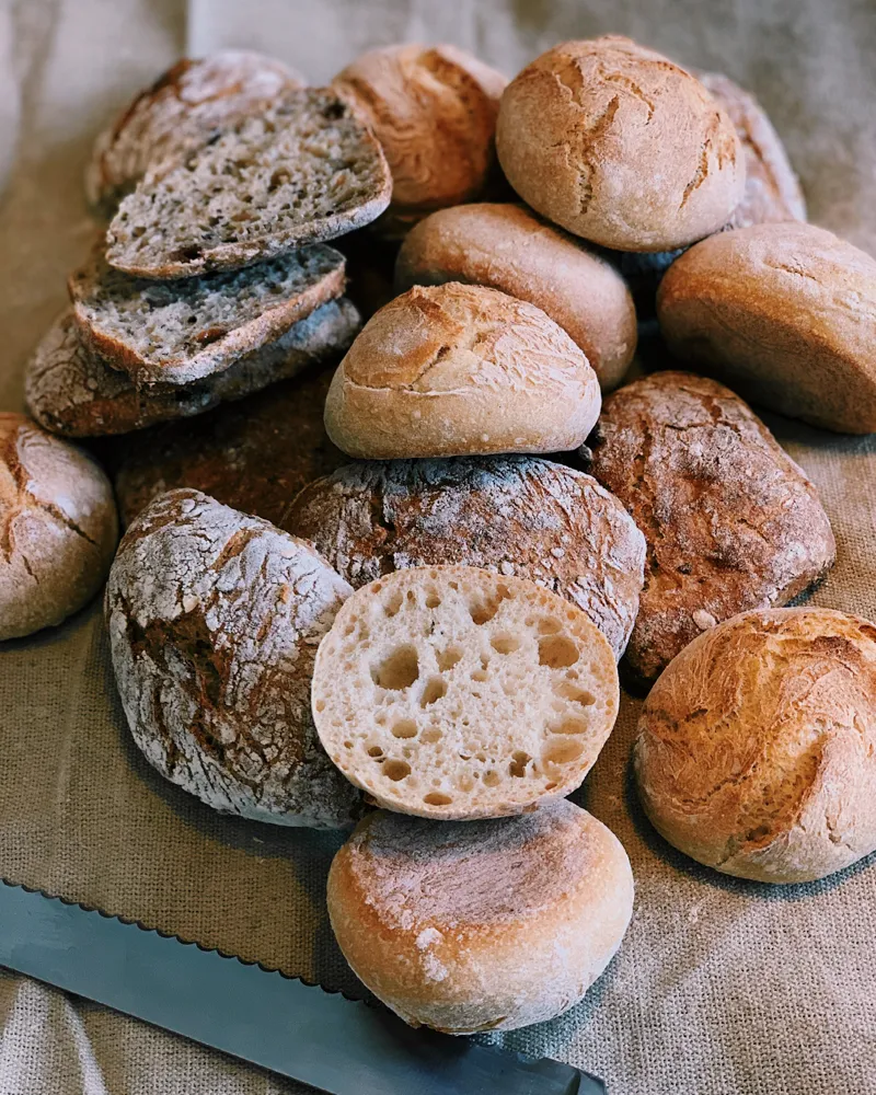 Knusprige klassische Weizenbrötchen, angeschnitten
