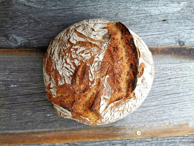 Knusprige Kruste eines frisch gebackenen Krustenbrot