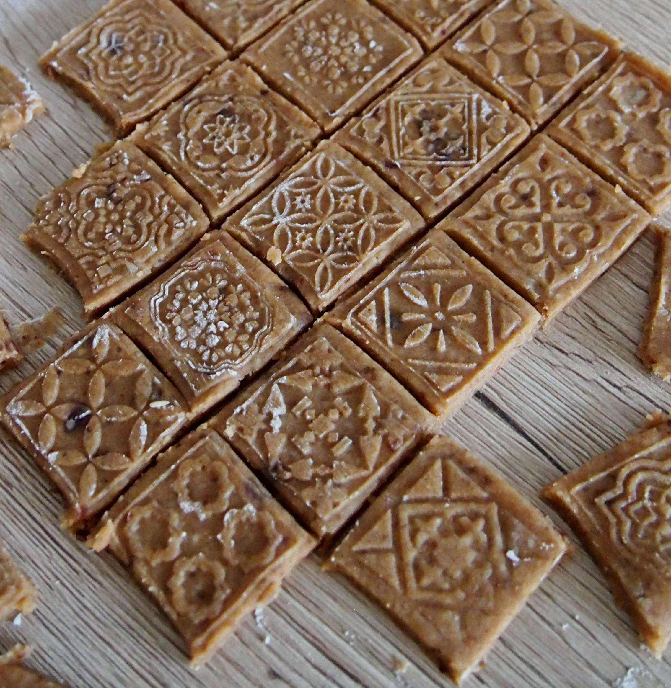 Knusprige und aromatische vegane Spekulatius Kekse ohne Zucker, perfekt für die Adventszeit.