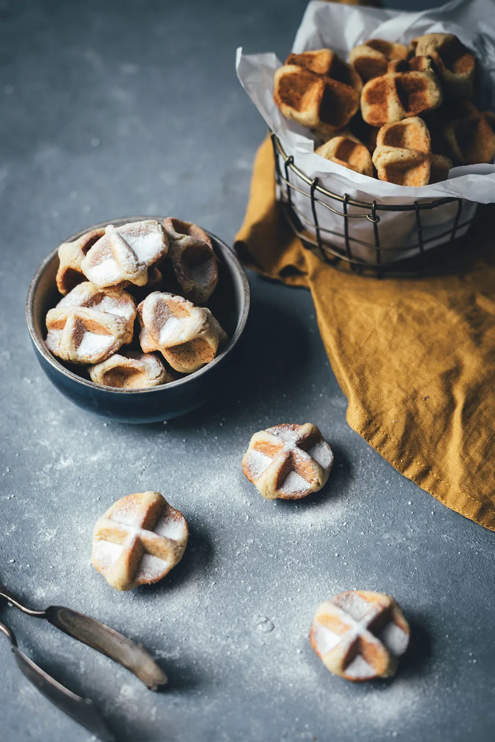 Knusprige Waffelkekse, schnell und einfach aus dem Waffeleisen zubereitet, ohne Backofen, ideal für spontane Weihnachtsmomente.