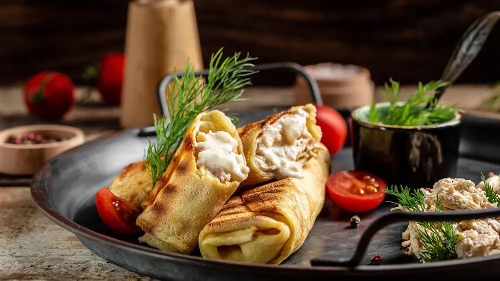 Knusprige Zigarrenbörek auf einem Teller angerichtet