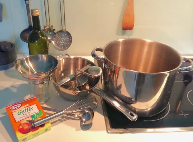 Kochutensilien für die Marmeladenherstellung: Topf, Sieb und Trichter