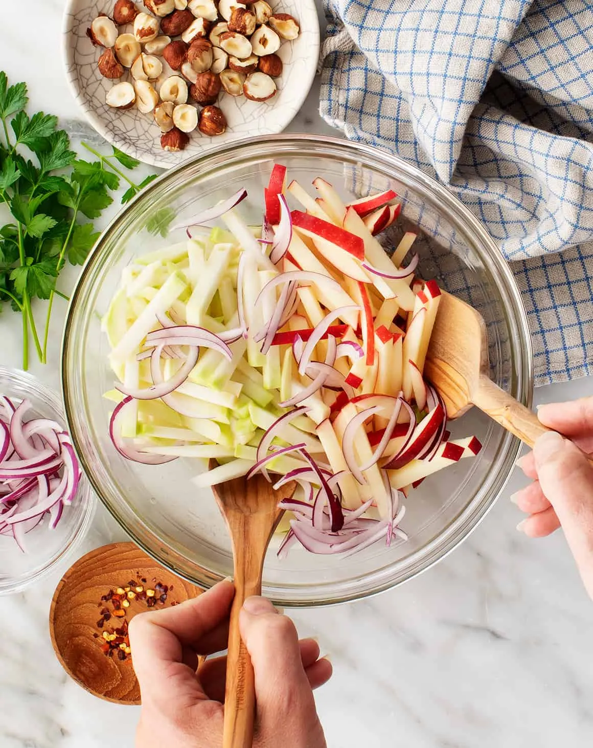 Kohlrabi, Apfel und Zwiebel in einer großen Schüssel