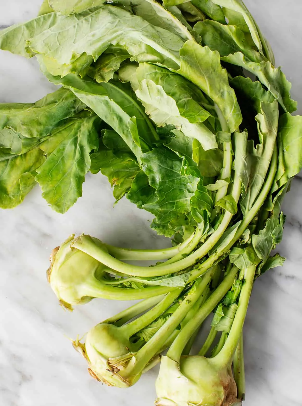 Kohlrabi auf einem Schneidebrett