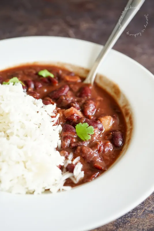 Kolumbianische rote Bohnen in einer Schüssel, bereit zum Servieren